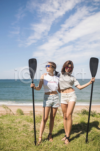 20대 30대 두명 사람 성인여자만 여자 한국인 JPG 앞모습 포토 구름(자연) 바다 서기 야외 어깨동무 여름(계절) 전신 주간 태안 패들 하늘 해변