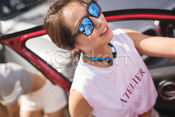 20대 사람 성인여자한명만 여자 한국인 한명 JPG 옆모습 포토 기댐 미소(표정) 상반신 선글라스 앉기 야외 여름(계절) 응시 이어폰 자동차 주간 태안