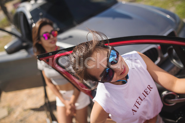 20대 두명 사람 성인여자만 여자 한국인 JPG 앞모습 옆모습 포토 미소(표정) 상반신 선글라스 앉기 야외 여름(계절) 응시 자동차 주간 태안