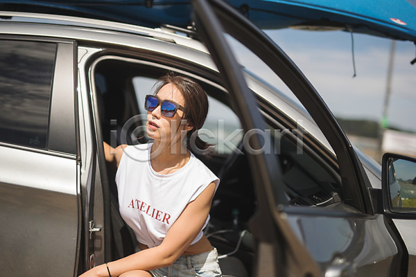 20대 사람 성인여자한명만 여자 한국인 한명 JPG 앞모습 포토 상반신 앉기 야외 여름(계절) 자동차 주간 태안 패들보드