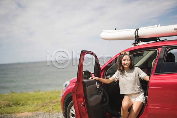 20대 사람 성인여자한명만 여자 한국인 한명 JPG 앞모습 포토 구름(자연) 미소(표정) 바다 앉기 야외 여름(계절) 응시 자동차 전신 주간 태안 패들보드 하늘