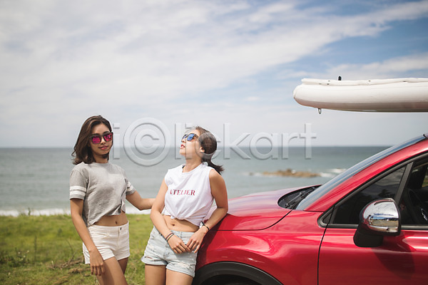 20대 두명 사람 성인여자만 여자 한국인 JPG 앞모습 옆모습 포토 구름(자연) 바다 상반신 서기 야외 여름(계절) 자동차 주간 태안 패들보드 포즈 하늘 해변