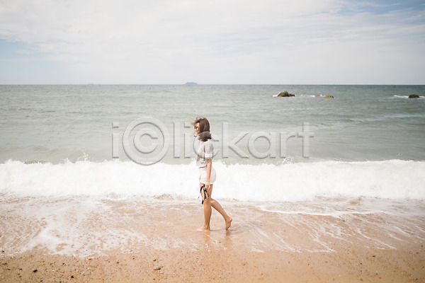 20대 사람 성인여자한명만 여자 한국인 한명 JPG 옆모습 포토 걷기 모래사장 바다 샌들 야외 여름(계절) 전신 주간 태안 파도 해변