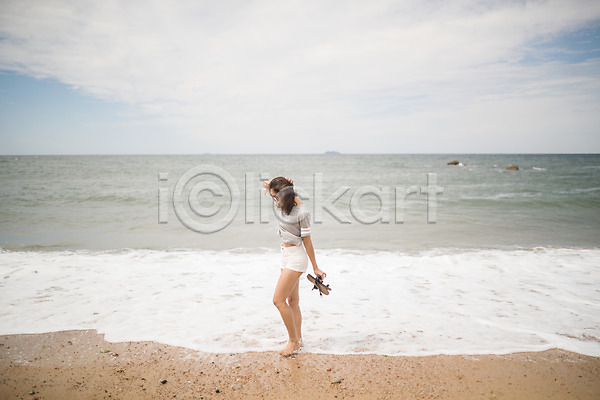 20대 사람 성인여자한명만 여자 한국인 한명 JPG 옆모습 포토 들기 모래사장 바다 샌들 서기 야외 여름(계절) 응시 전신 주간 태안 파도 해변