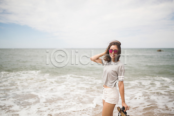 20대 사람 성인여자한명만 여자 한국인 한명 JPG 옆모습 포토 들기 모래사장 미소(표정) 바다 바람 상반신 샌들 서기 야외 여름(계절) 주간 태안 파도 해변