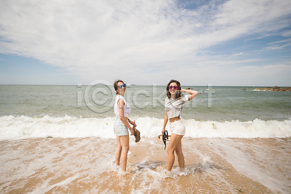 20대 두명 사람 성인여자만 여자 한국인 JPG 옆모습 포토 걷기 뒤돌아보기 들기 모래사장 미소(표정) 바다 발담그기 샌들 서기 야외 여름(계절) 전신 주간 태안 파도 해변