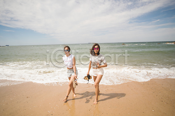 20대 두명 사람 성인여자만 여자 한국인 JPG 앞모습 포토 걷기 구름(자연) 들기 모래사장 미소(표정) 바다 샌들 야외 여름(계절) 전신 주간 태안 파도 하늘 해변
