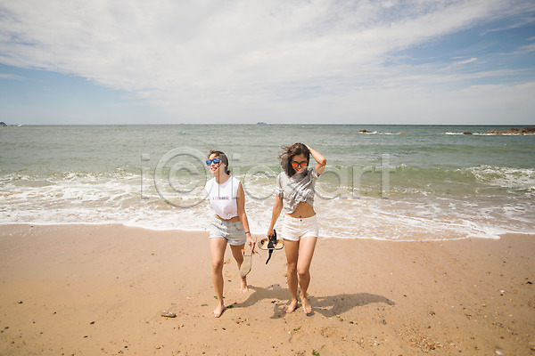 20대 두명 사람 성인여자만 여자 한국인 JPG 앞모습 포토 걷기 모래사장 미소(표정) 바다 샌들 선글라스 야외 여름(계절) 전신 주간 태안 파도 해변