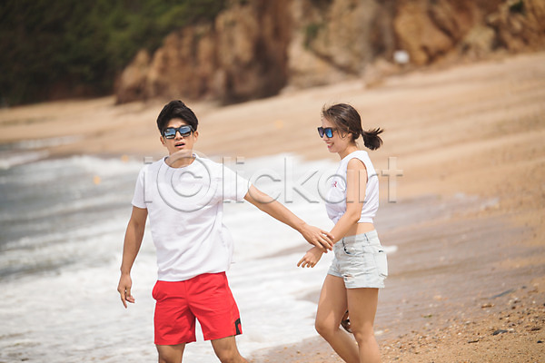 다정 즐거움 20대 남자 두명 사람 성인만 여자 한국인 JPG 앞모습 옆모습 포토 걷기 놀기 미소(표정) 바다 발담그기 상반신 야외 여름(계절) 잡기 주간 커플 태안 파도 해변