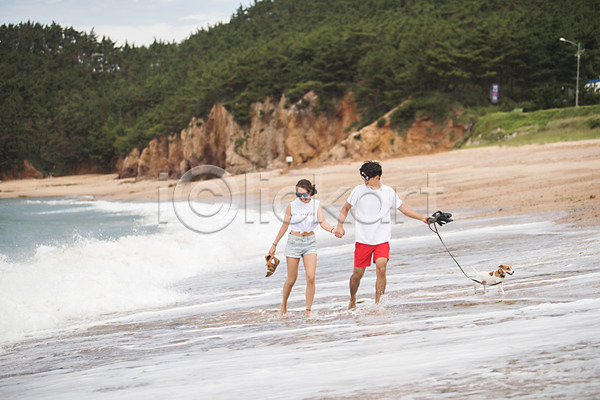 다정 산책 즐거움 20대 남자 두명 사람 성인만 여자 한국인 JPG 앞모습 포토 강아지 걷기 들기 바다 반려 반려견 발담그기 샌들 손잡기 숲 야외 언덕 여름(계절) 전신 주간 커플 태안 파도 한마리 해변