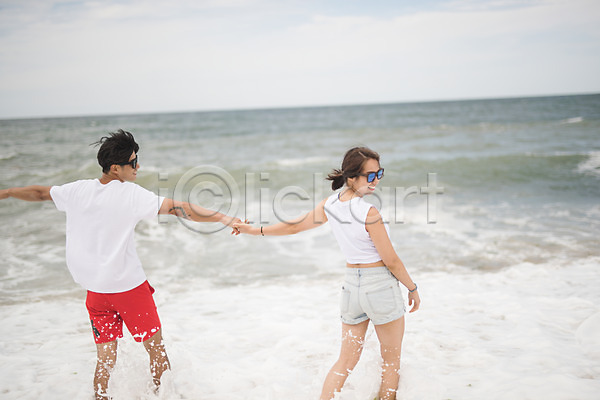 다정 즐거움 20대 남자 두명 사람 성인만 여자 한국인 JPG 뒷모습 옆모습 포토 걷기 미소(표정) 바다 발담그기 손잡기 야외 여름(계절) 전신 주간 커플 태안 파도
