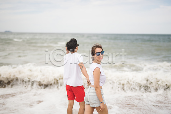 다정 즐거움 20대 남자 두명 사람 성인만 여자 한국인 JPG 뒷모습 옆모습 포토 걷기 뒤돌아보기 바다 발담그기 상반신 선글라스 손잡기 야외 여름(계절) 주간 커플 태안 파도