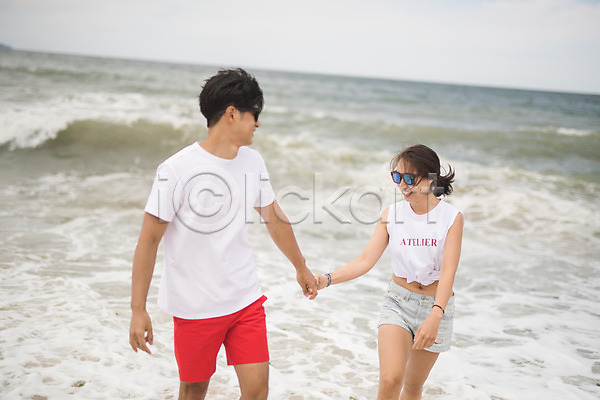 다정 즐거움 20대 남자 두명 사람 성인만 여자 한국인 JPG 아웃포커스 앞모습 옆모습 포토 걷기 놀기 미소(표정) 바다 발담그기 상반신 선글라스 손잡기 야외 여름(계절) 주간 커플 태안 파도