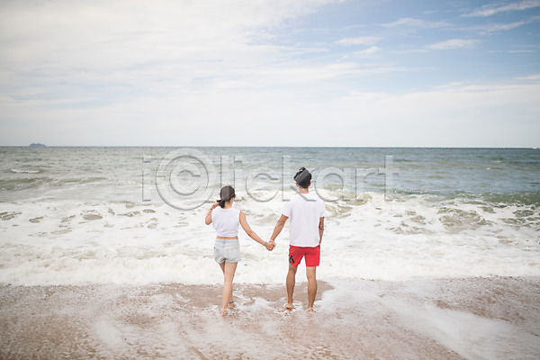 다정 즐거움 20대 남자 두명 사람 성인만 여자 한국인 JPG 뒷모습 포토 걷기 바다 발담그기 손잡기 야외 여름(계절) 응시 전신 주간 커플 태안 파도