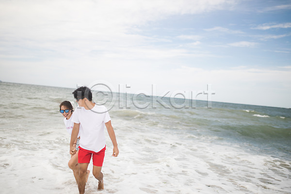 다정 즐거움 20대 남자 두명 사람 성인만 여자 한국인 JPG 앞모습 옆모습 포토 걷기 놀기 미소(표정) 바다 발담그기 손잡기 야외 여름(계절) 전신 주간 커플 태안 파도