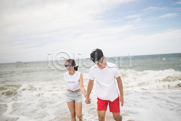 다정 즐거움 20대 남자 두명 사람 성인만 여자 한국인 JPG 아웃포커스 앞모습 포토 걷기 미소(표정) 바다 발담그기 상반신 선글라스 손잡기 야외 여름(계절) 주간 커플 태안 파도