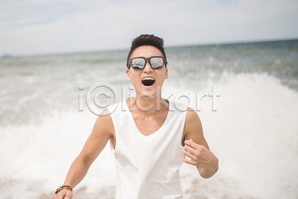 즐거움 차가움 30대 남자 사람 성인남자한명만 한국인 한명 JPG 아웃포커스 앞모습 포토 놀람 바다 상반신 선글라스 야외 여름(계절) 웃음 주간 태안 파도