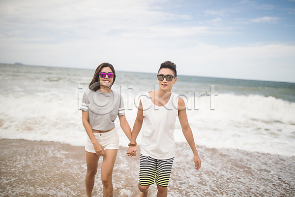 다정 즐거움 20대 30대 남자 두명 사람 성인만 여자 한국인 JPG 아웃포커스 앞모습 포토 걷기 미소(표정) 바다 발담그기 상반신 선글라스 손잡기 야외 여름(계절) 주간 커플 태안 파도