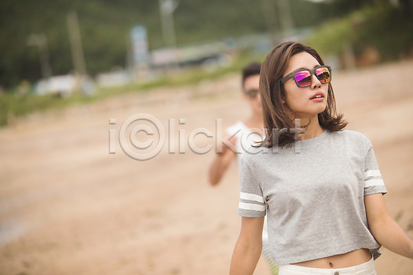 20대 30대 남자 두명 사람 성인만 여자 한국인 JPG 아웃포커스 앞모습 포토 걷기 모래사장 상반신 야외 여름(계절) 주간 커플 태안 해변