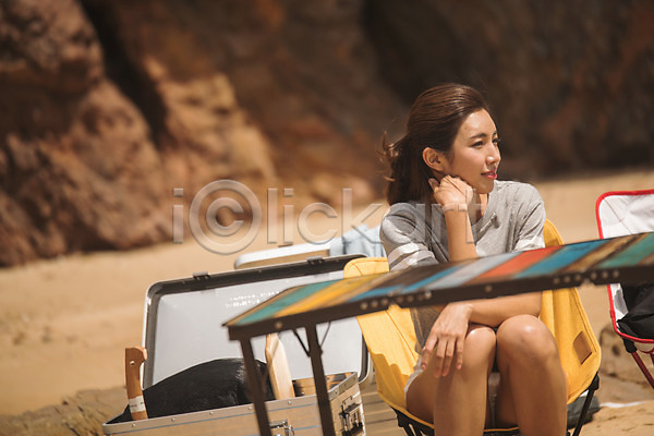 20대 사람 성인여자한명만 여자 한국인 한명 JPG 옆모습 포토 모래사장 상반신 앉기 야외 야외의자 야외테이블 여름(계절) 응시 주간 태안 턱괴기 해변