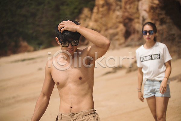 20대 남자 두명 사람 성인만 여자 한국인 JPG 아웃포커스 앞모습 포토 걷기 모래사장 무표정 상반신 선글라스 야외 여름(계절) 주간 커플 태안