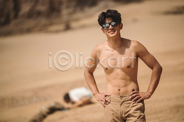 20대 남자 사람 성인남자한명만 한국인 한명 JPG 앞모습 포토 모래사장 미소(표정) 상반신 서기 선글라스 야외 여름(계절) 주간 태안 허리손