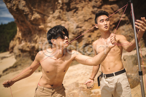 20대 30대 남자 두명 사람 성인남자만 한국인 JPG 앞모습 포토 당기기 모래사장 상반신 서기 선글라스 설치 암벽 야외 여름(계절) 응시 잡기 주간 줄 친구 태안 텐트