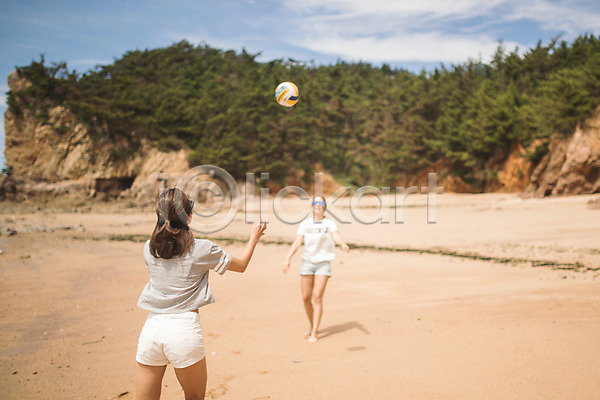 즐거움 20대 두명 사람 성인여자만 여자 한국인 JPG 뒷모습 앞모습 포토 공 모래사장 배구 상반신 서기 선글라스 손들기 야외 여름(계절) 전신 주간 태안 해변
