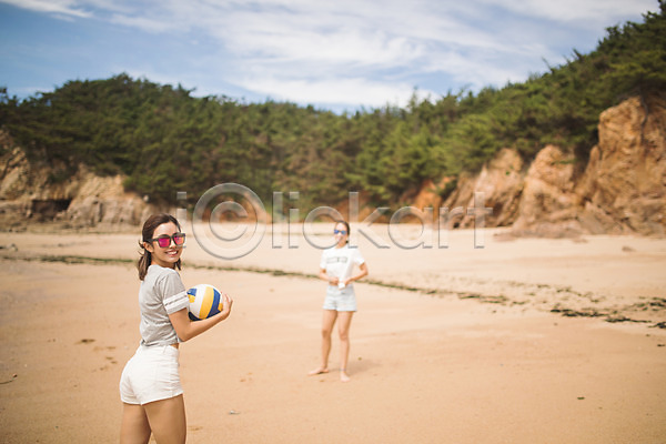 즐거움 20대 두명 사람 성인여자만 여자 한국인 JPG 뒷모습 앞모습 포토 공 뒤돌아보기 모래사장 미소(표정) 배구 상반신 서기 선글라스 야외 여름(계절) 잡기 전신 주간 태안 해변