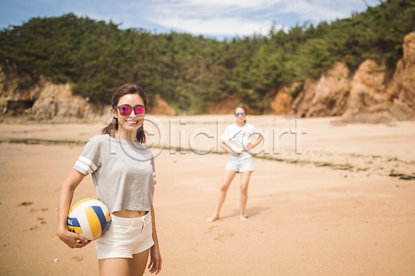즐거움 20대 두명 사람 성인여자만 여자 한국인 JPG 앞모습 포토 공 들기 모래사장 미소(표정) 배구 상반신 서기 선글라스 야외 여름(계절) 전신 주간 태안 해변