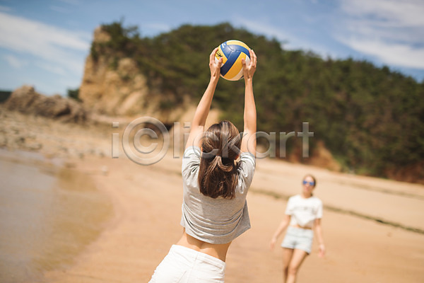 즐거움 20대 두명 사람 성인여자만 여자 한국인 JPG 뒷모습 아웃포커스 앞모습 포토 공 들기 모래사장 배구 상반신 서기 선글라스 야외 여름(계절) 주간 태안 해변