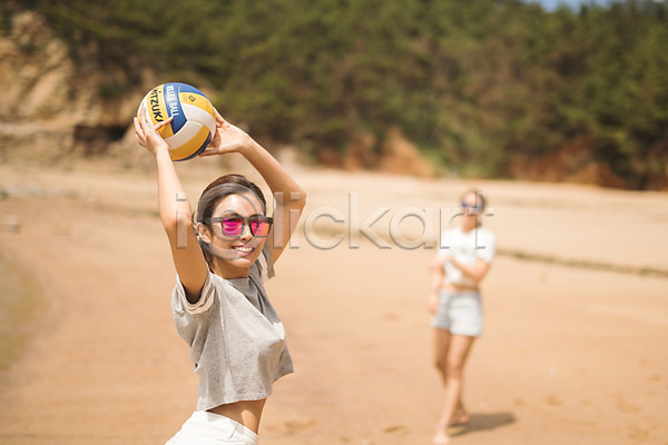 즐거움 20대 두명 사람 성인여자만 여자 한국인 JPG 아웃포커스 앞모습 옆모습 포토 공 들기 모래사장 미소(표정) 배구 상반신 서기 선글라스 야외 여름(계절) 전신 주간 태안 해변