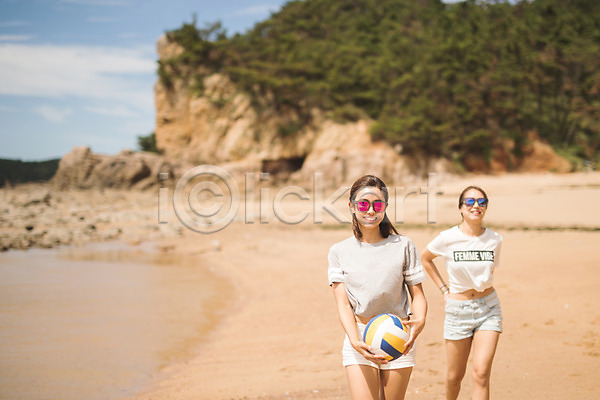 즐거움 20대 두명 사람 성인여자만 여자 한국인 JPG 앞모습 포토 공 모래사장 미소(표정) 상반신 서기 선글라스 야외 여름(계절) 주간 태안 해변