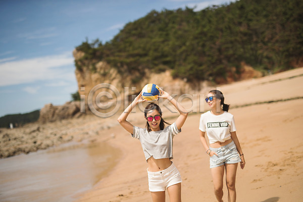 즐거움 20대 두명 사람 성인여자만 여자 한국인 JPG 앞모습 포토 공 모래사장 미소(표정) 상반신 서기 선글라스 야외 여름(계절) 주간 태안 해변