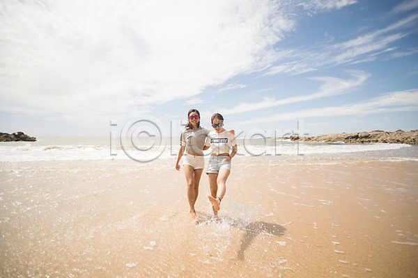 즐거움 20대 두명 사람 성인여자만 여자 한국인 JPG 앞모습 포토 걷기 구름(자연) 모래사장 물결 물장구 미소(표정) 바다 선글라스 야외 어깨동무 여름(계절) 전신 주간 태안 하늘 해변