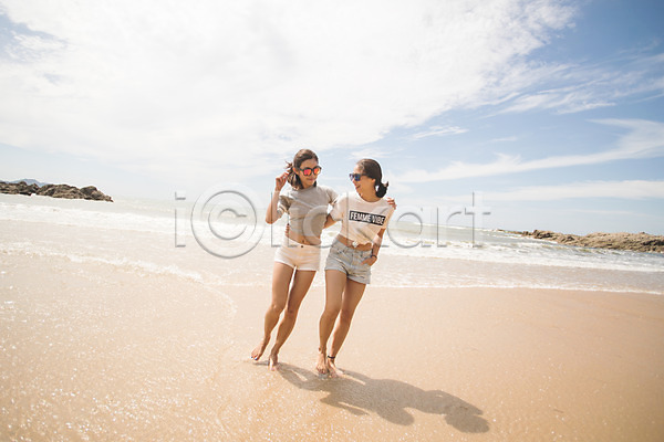 즐거움 20대 두명 사람 성인여자만 여자 한국인 JPG 앞모습 포토 걷기 구름(자연) 그림자 마주보기 모래사장 바다 선글라스 야외 어깨에손 여름(계절) 전신 주간 친구 태안 파도 하늘 해변 허리손
