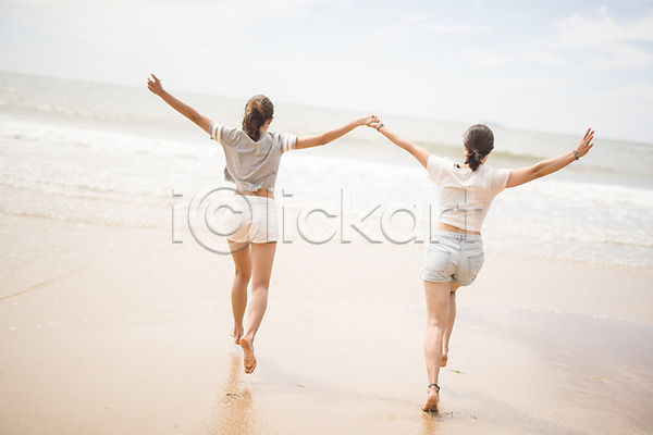 즐거움 20대 두명 사람 성인여자만 여자 한국인 JPG 뒷모습 포토 걷기 구름(자연) 달리기 모래사장 바다 선글라스 손들기 손잡기 야외 여름(계절) 전신 주간 친구 태안 파도 하늘