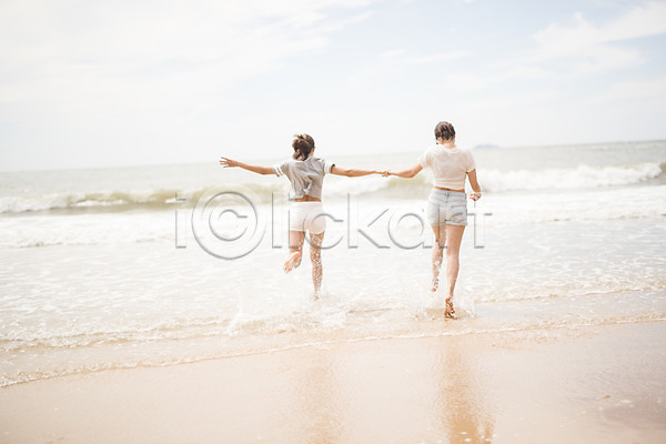 즐거움 20대 두명 사람 성인여자만 여자 한국인 JPG 뒷모습 포토 걷기 구름(자연) 달리기 바다 선글라스 손잡기 야외 여름(계절) 전신 주간 친구 태안 파도 하늘