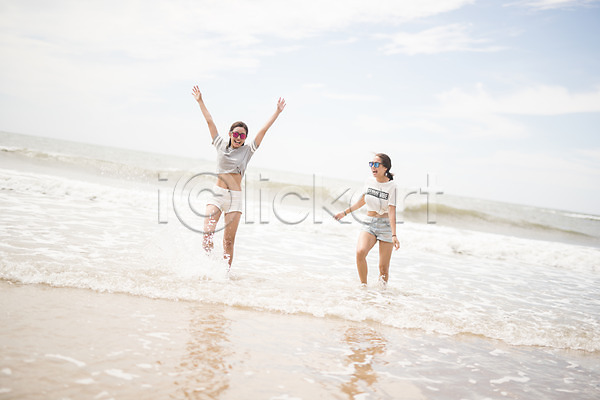 즐거움 20대 두명 사람 성인여자만 여자 한국인 JPG 앞모습 포토 구름(자연) 물장구 바다 선글라스 손들기 야외 여름(계절) 웃음 전신 주간 친구 태안 파도 하늘