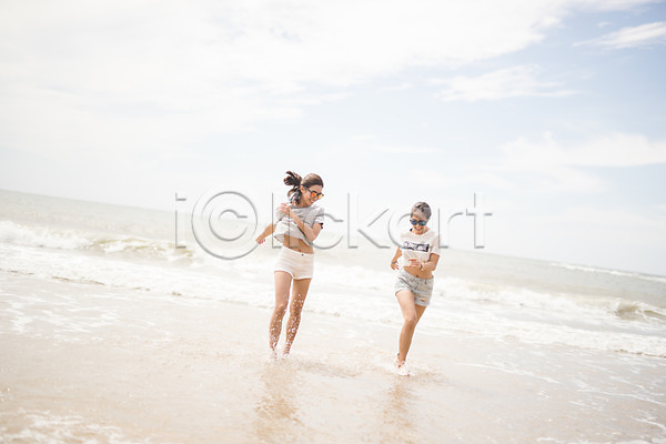 즐거움 20대 두명 사람 성인여자만 여자 한국인 JPG 앞모습 포토 구름(자연) 달리기 물장구 바다 선글라스 야외 여름(계절) 전신 주간 친구 태안 파도 하늘