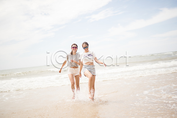 즐거움 20대 두명 사람 성인여자만 여자 한국인 JPG 앞모습 포토 걷기 구름(자연) 물장구 바다 선글라스 야외 여름(계절) 전신 주간 친구 태안 파도 하늘