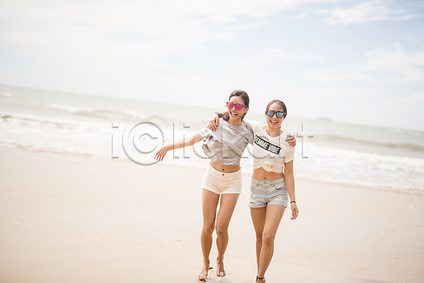 즐거움 20대 두명 사람 성인여자만 여자 한국인 JPG 앞모습 포토 걷기 구름(자연) 바다 선글라스 야외 어깨동무 여름(계절) 전신 주간 친구 태안 파도 하늘