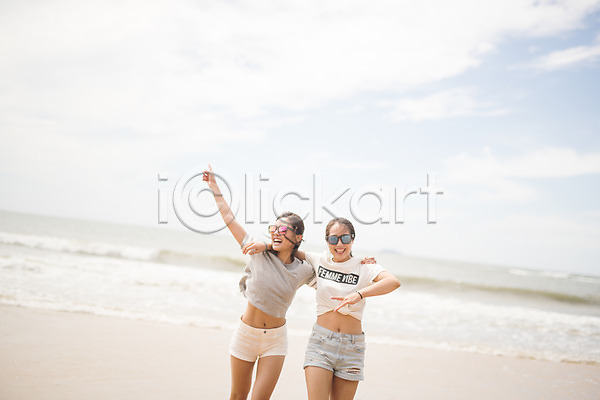 즐거움 20대 두명 사람 성인여자만 여자 한국인 JPG 앞모습 포토 구름(자연) 바다 상반신 서기 선글라스 손들기 야외 어깨동무 여름(계절) 주간 친구 태안 파도 하늘