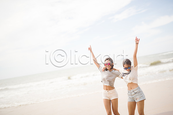 즐거움 20대 두명 사람 성인여자만 여자 한국인 JPG 앞모습 포토 구름(자연) 바다 서기 선글라스 손들기 야외 여름(계절) 전신 주간 친구 태안 파도 하늘
