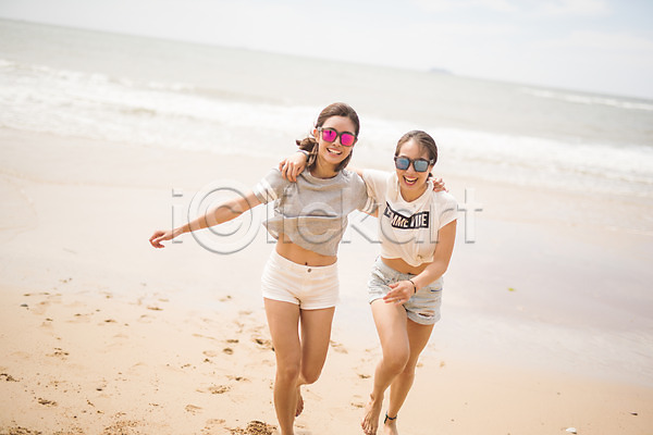 즐거움 20대 두명 사람 성인여자만 여자 한국인 JPG 앞모습 포토 구름(자연) 달리기 모래사장 바다 발자국 선글라스 야외 어깨동무 여름(계절) 전신 주간 친구 태안 파도 하늘