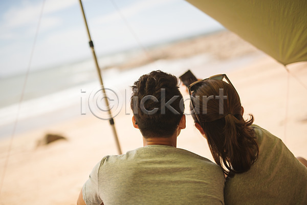 다정 20대 30대 남자 두명 사람 성인만 여자 한국인 JPG 뒷모습 포토 모래사장 바다 상반신 셀프카메라 앉기 야외 여름(계절) 주간 커플 태안 텐트 해변