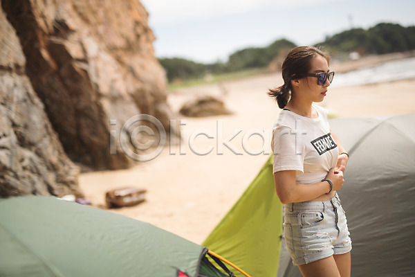 20대 사람 성인여자한명만 여자 한국인 한명 JPG 아웃포커스 옆모습 포토 모래사장 상반신 서기 선글라스 암벽 야외 여름(계절) 응시 주간 태안 텐트