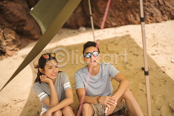 20대 30대 남자 두명 사람 성인만 여자 한국인 JPG 앞모습 포토 그늘 모래사장 상반신 앉기 야외 여름(계절) 응시 주간 커플 태안 턱괴기 텐트 해변