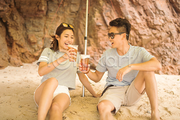 즐거움 20대 30대 남자 두명 사람 성인만 여자 한국인 JPG 앞모습 옆모습 포토 건배 들기 맥주 모래사장 상반신 선글라스 앉기 야외 여름(계절) 주간 커플 태안 텐트 해변