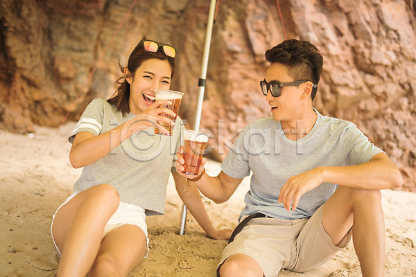 즐거움 20대 30대 남자 두명 사람 성인만 여자 한국인 JPG 앞모습 옆모습 포토 들기 맥주 모래사장 상반신 선글라스 앉기 야외 여름(계절) 주간 커플 태안 텐트 해변